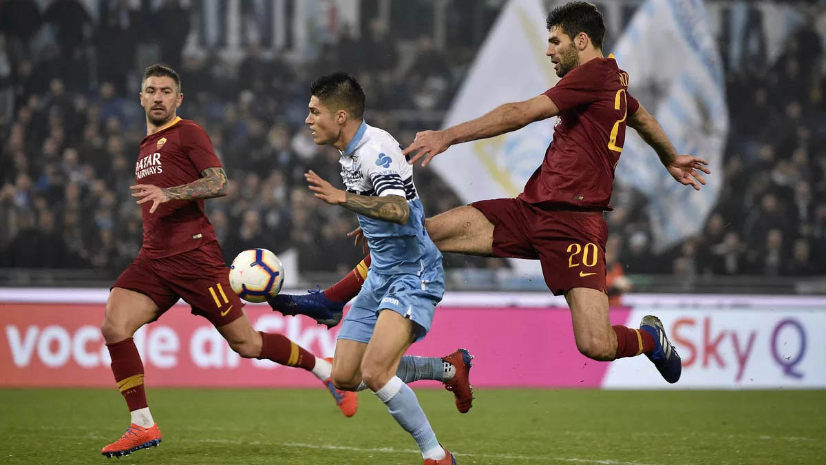 Ở thời điểm hiện tại, chủ nhà Lazio (áo sáng) đủ sức giành trọn 3 điểm trước Roma