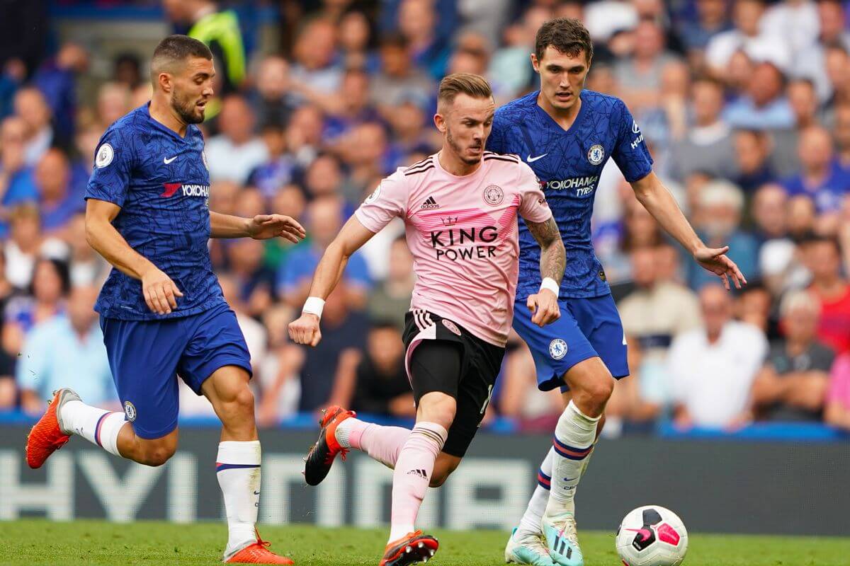 Chelsea (áo xanh) khó có thể thắng được một Leicester đang chơi rất ổn định