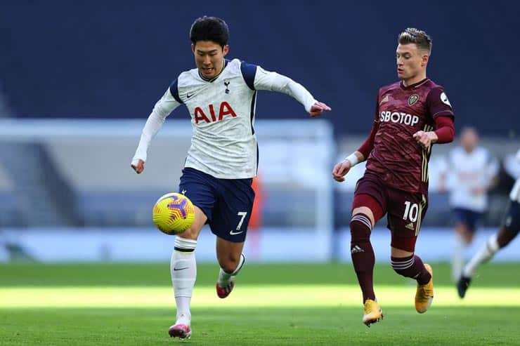 Tottenham (áo trắng) sẽ có trận đấu sân nhà đầu tiên cùng HLV Conte ở Ngoại hạng Anh