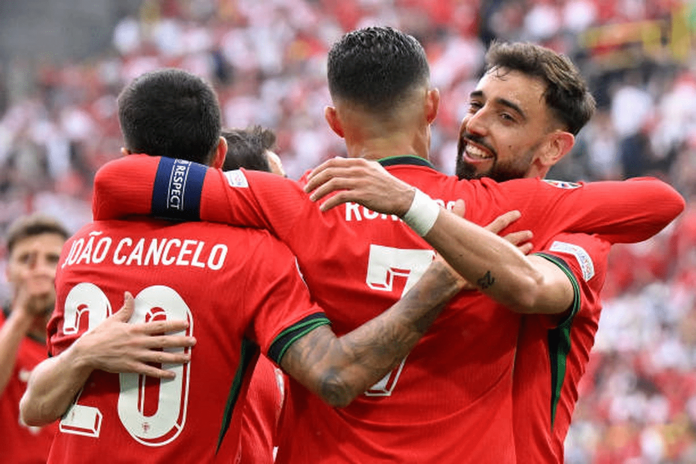 C.Ronaldo ăn mừng chiến thắng cùng các đồng đội