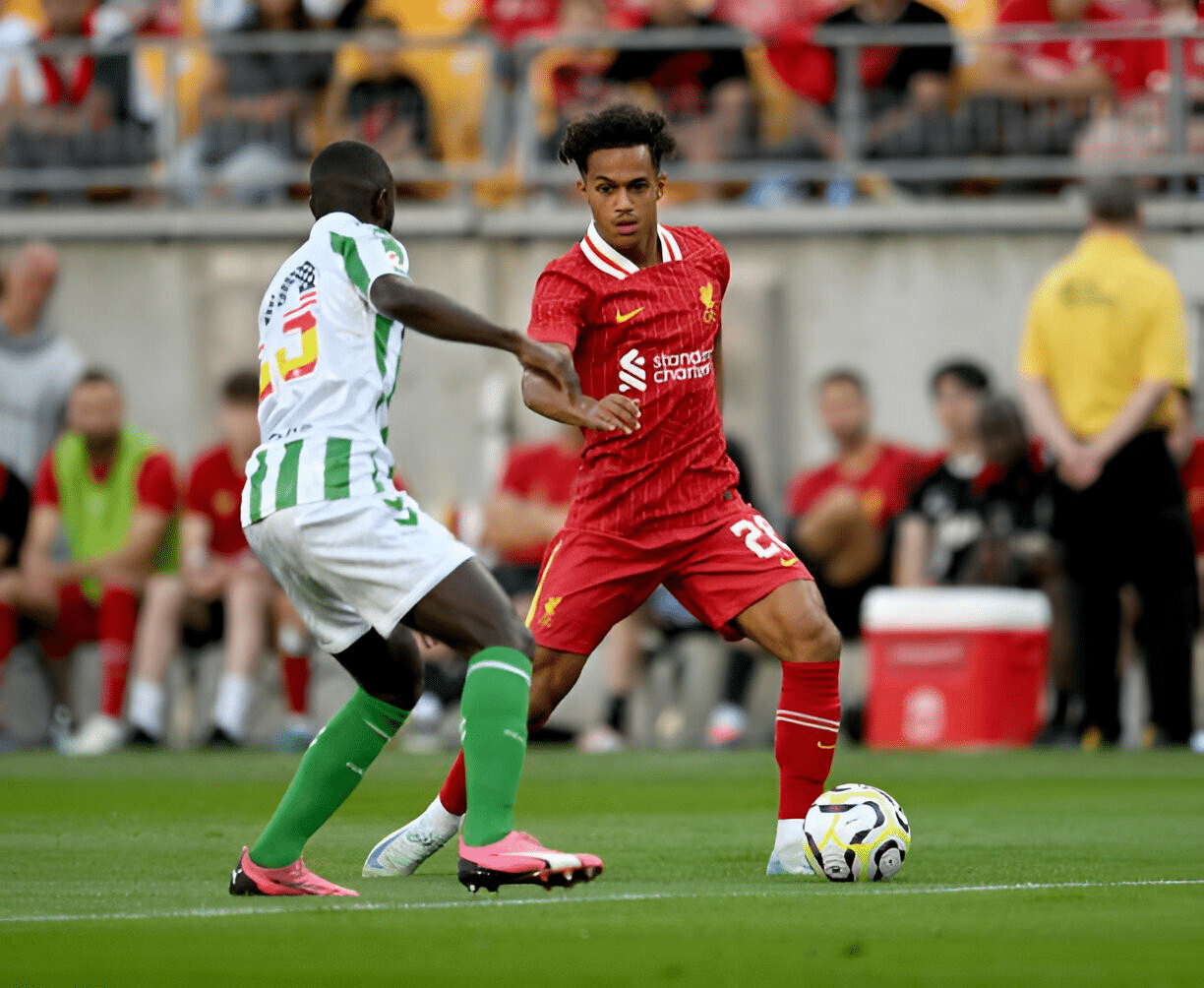 Szoboszlai thực hiện một cú sút hướng về khung thành của Real Betis