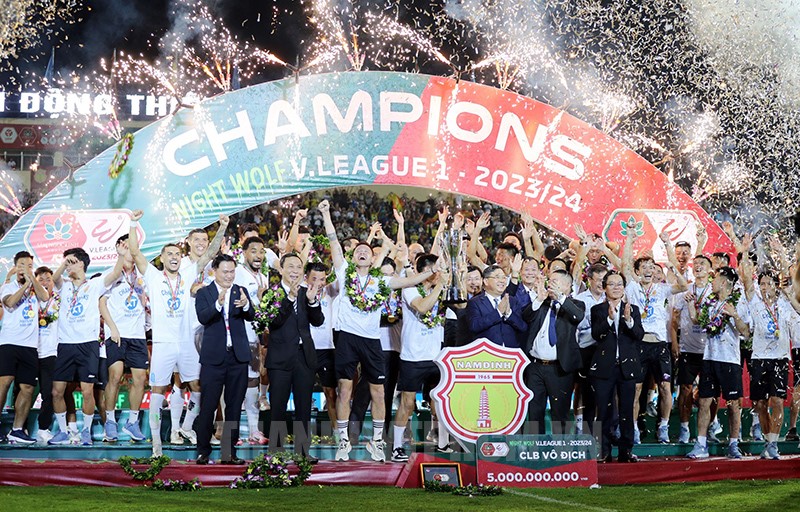 Bản quyền V-League từ “cho không” đến 50 tỷ đồng mỗi mùa
