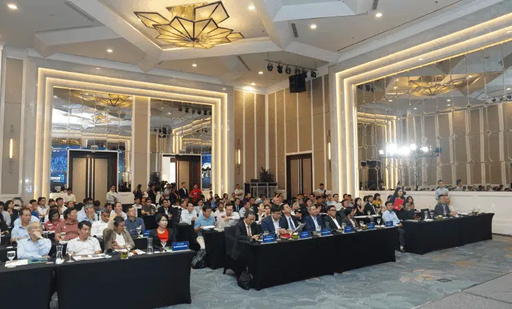Diễn đàn diễn ra tại Hà Nội đã thu hút hơn 200 khách mời, bao gồm các nhà quản lý, doanh nhân và chuyên gia từ cả trong nước lẫn quốc tế.