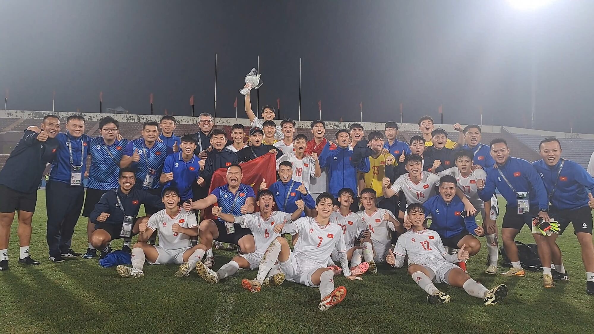Đội tuyển U17 Việt Nam hân hoan ăn mừng tấm vé vào vòng tiếp theo