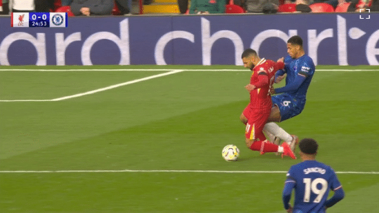 Mohamed Salah bị ngã trong vòng cấm địa Chelsea (Ảnh: sưu tầm)