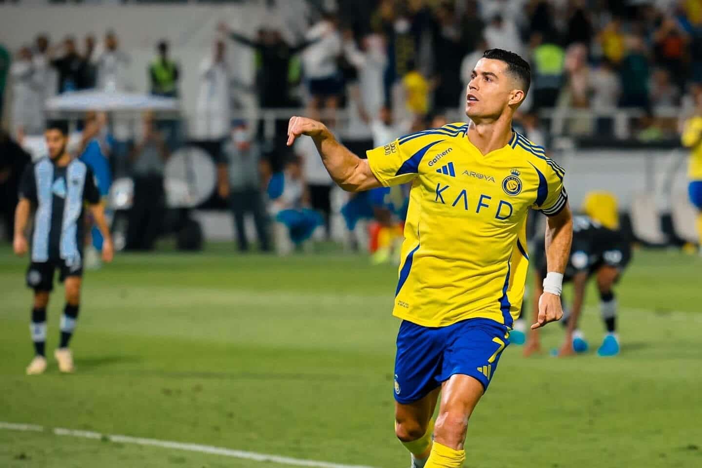 Ronaldo ghi bàn phạt đền ở phút bù