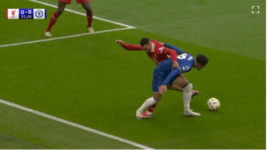 Trent Alexander-Arnold dẫm lên chân Jadon Sancho (Ảnh: sưu tầm)