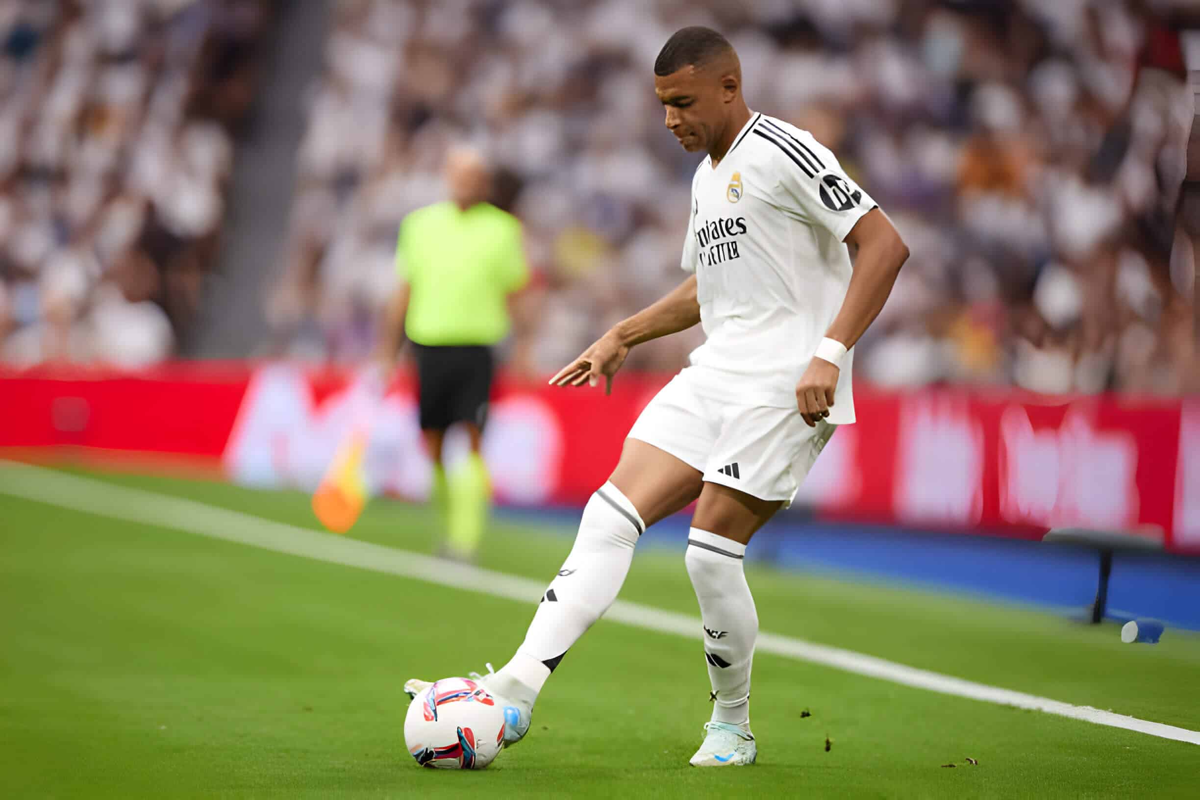 Tin bóng đá sáng 22/10: HLV Ancelotti không cần Mbappe phòng ngự