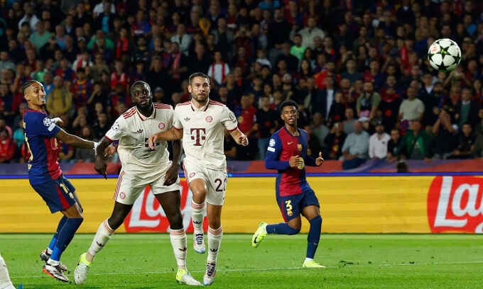 Raphinha (bên trái) tung cú sút xa, ghi bàn nâng tỷ số lên 3-1