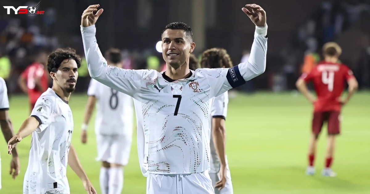 Theo trang O Jogo, việc CR7 ghi thêm bàn, vượt Ruiz là chuyện nằm trong tầm tay, và thậm chí có thể diễn ra ngay hôm nay, khi anh cùng Bồ Đào Nha đấu Hungary ở lượt 2 bảng F.