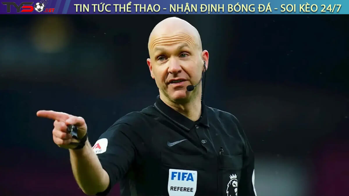 Trọng tài Anthony Taylor sẽ bắt chính trong trận Derby Manchester City vs Manchester United