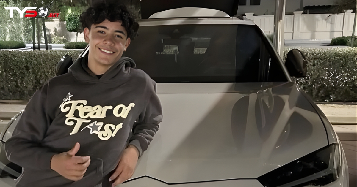 Con trai Cristiano Ronaldo gây sốt khi tậu siêu xe Lamborghini đầu tiên ở tuổi 15