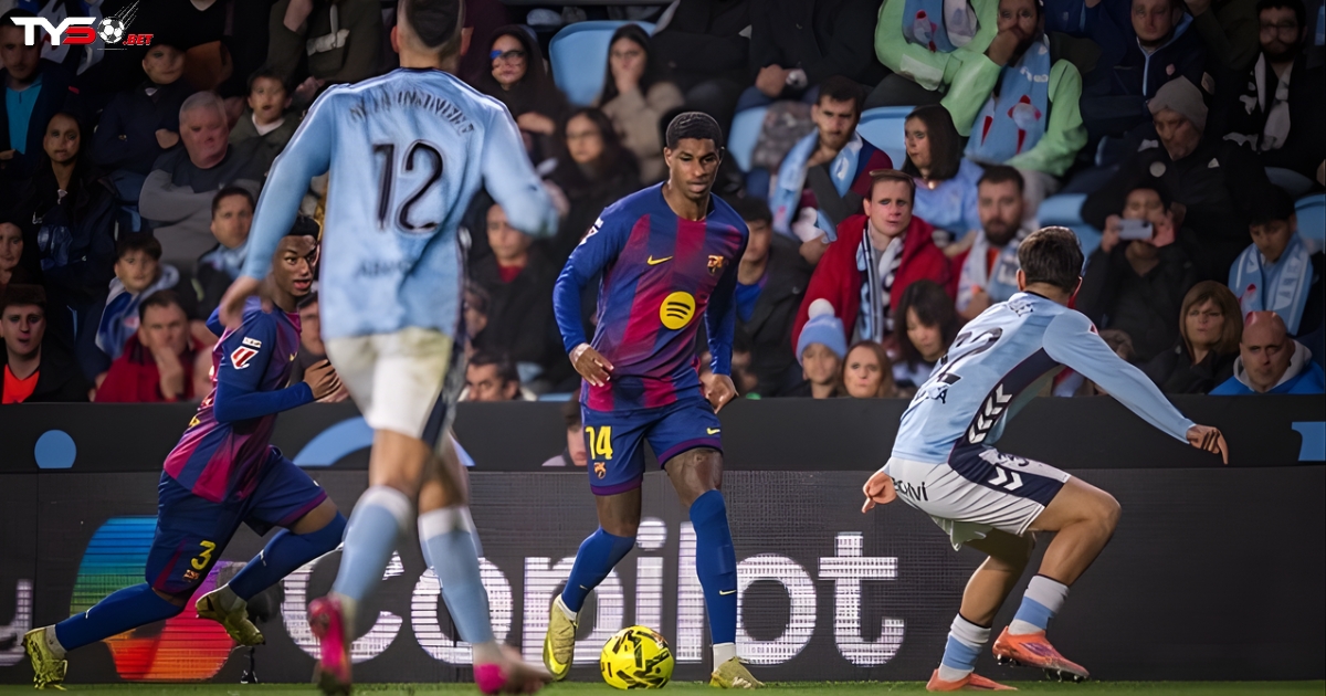 Lewandowski lập hat-trick, Rashford kiến tạo 3 bàn giúp Barca thắng Celta Vigo 4-2, thu hẹp khoảng cách với Real Madrid