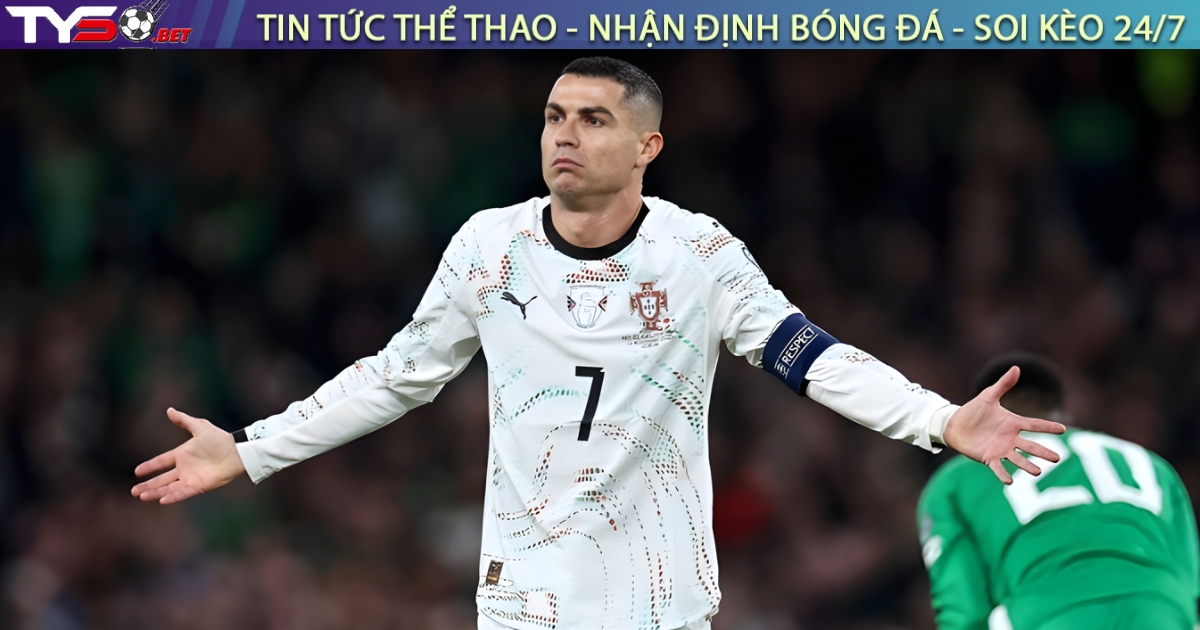 Truyền thông thế giới sửng sốt sau pha giật cùi chỏ khiến Ronaldo nhận thẻ đỏ lần đầu cùng ĐT Bồ Đào Nha