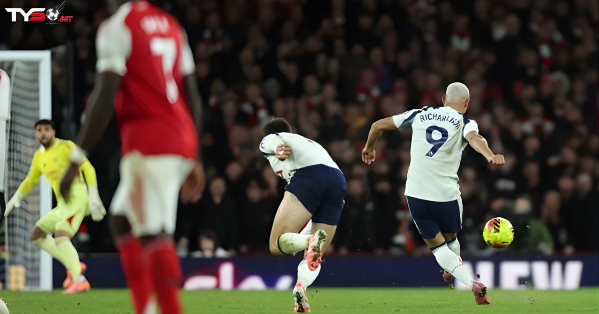 Richarlison ghi siêu phẩm từ gần giữa sân, khiến Emirates sững lặng trong trận derby Bắc London