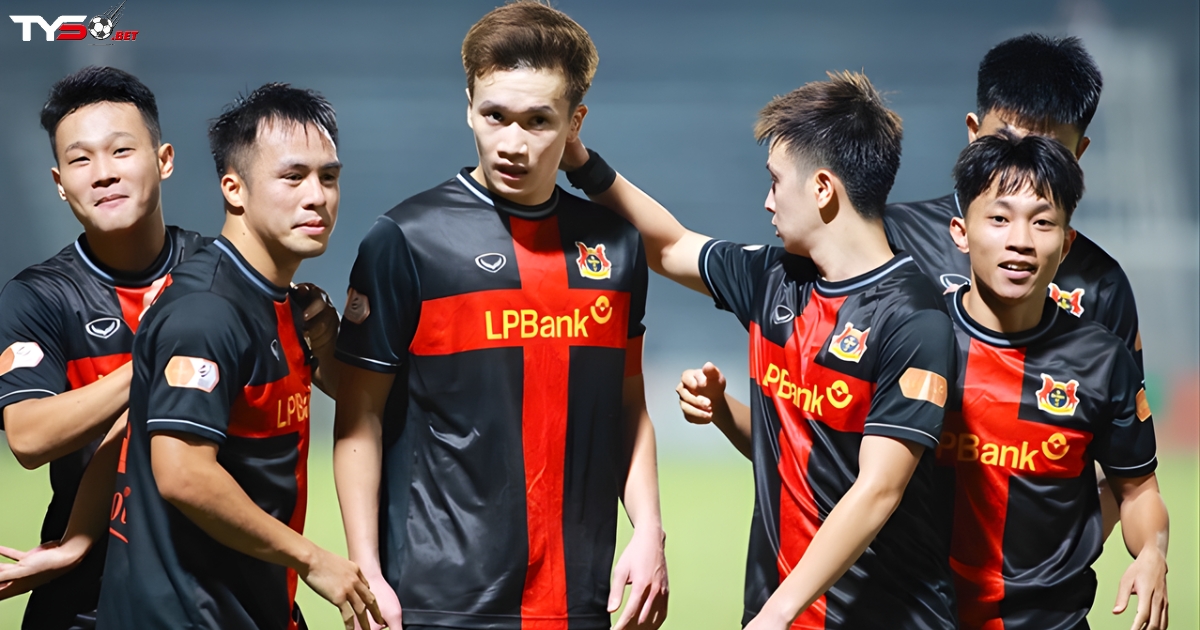 HLV Gerard Albadalejo bóng gió về trọng tài sau chiến thắng nghẹt thở của Ninh Bình trước Công an TP.HCM